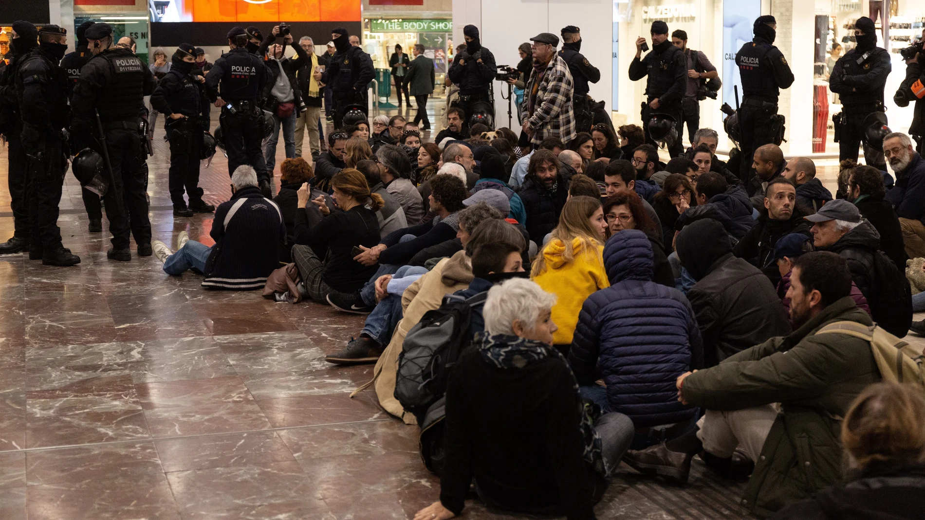 100 Concentrados En La Estación De Tren Barcelona Sants Convocadas Por Los CDR Y Rodeadas Por Mossos D'esquadra Y Policía Nacional El 16 De Noviembre De 2019