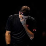 Roger Federer se lamenta en su partido ante Tsitsipas