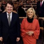El presidente de la Junta de Castilla y León, Alfonso Fernández Mañueco, inaugura el II Congreso de personas con cáncer y familiares de Castilla y León: 'Humanizar y afrontar el cáncer'. En la imagen junto a la consejera de sanidad de la Junta, Verónica Casado (2D); la presidenta de la asociación en Salamanca, Inmaculada Rodriguez (I); y el presidente de la diputación de Salamanca, Javier Iglesias(D)