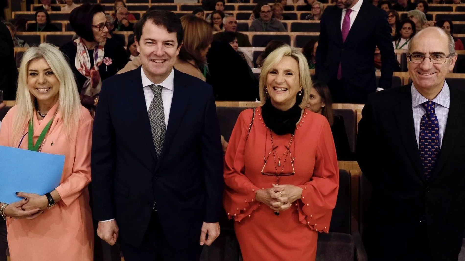 El presidente de la Junta de Castilla y León, Alfonso Fernández Mañueco, inaugura el II Congreso de personas con cáncer y familiares de Castilla y León: 'Humanizar y afrontar el cáncer'. En la imagen junto a la consejera de sanidad de la Junta, Verónica Casado (2D); la presidenta de la asociación en Salamanca, Inmaculada Rodriguez (I); y el presidente de la diputación de Salamanca, Javier Iglesias(D)