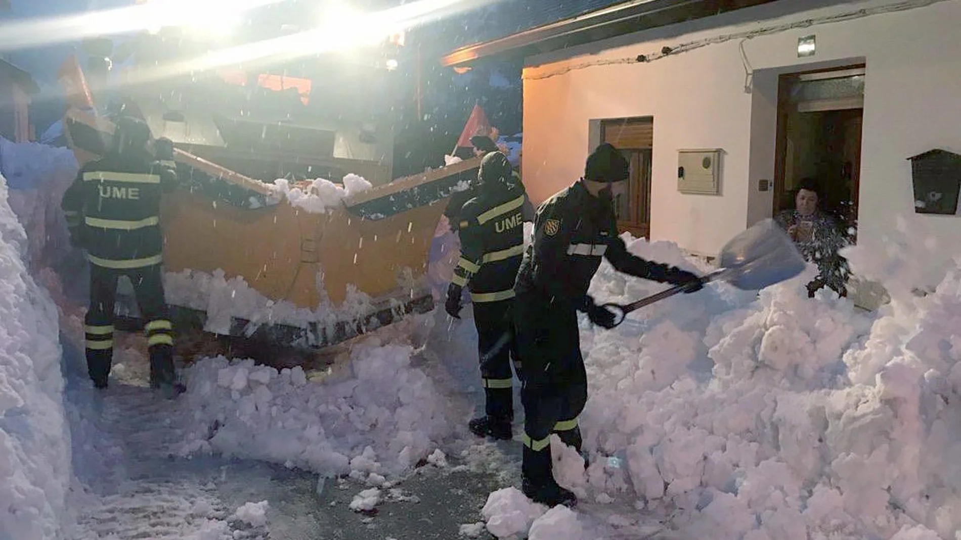 Militares de la UME trabajan a destajo para quitar la nieve de las casas y calles en la comarca leonesa de Laciana