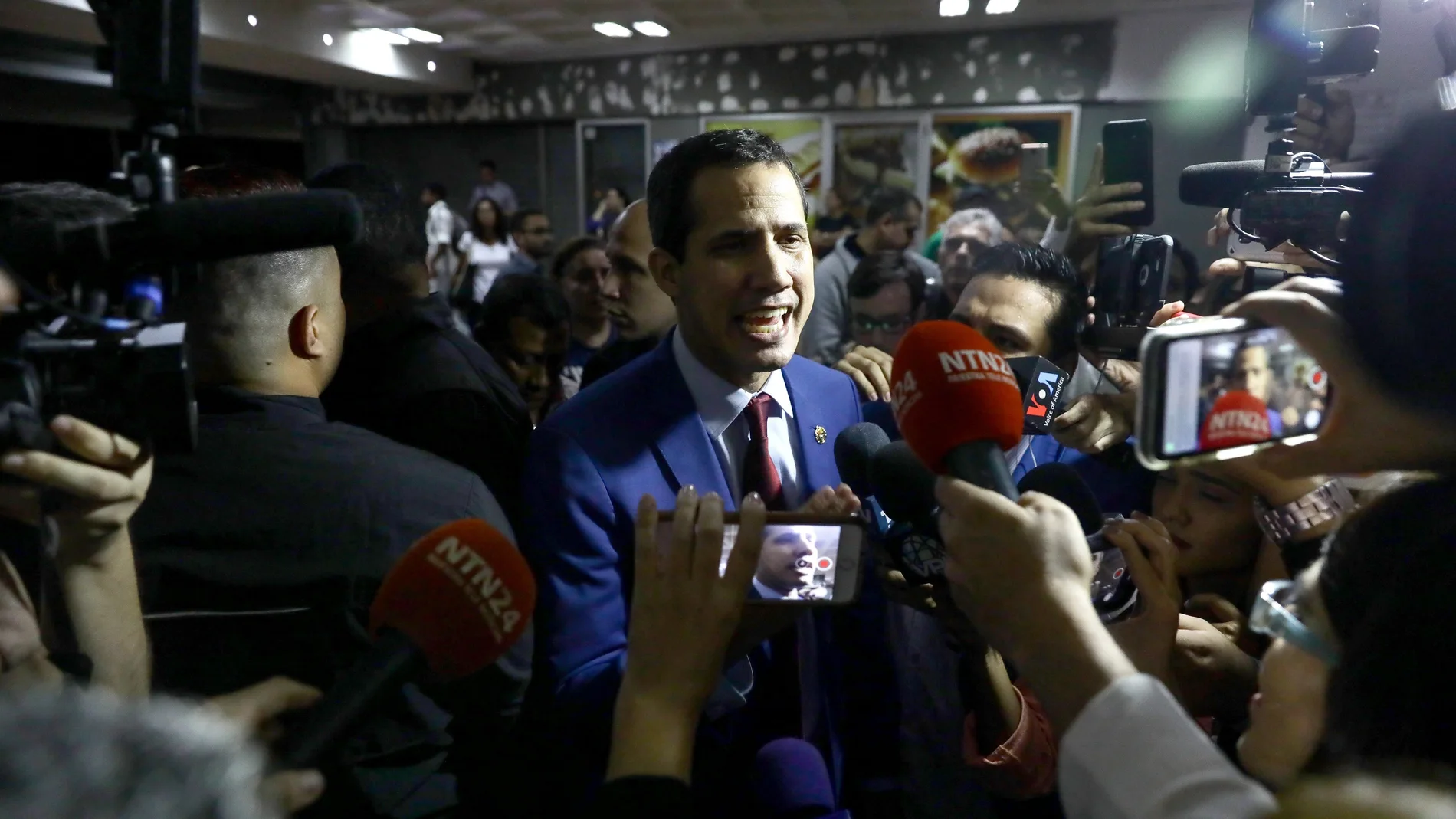 Fuerzas de seguridad de Venezuela irrumpen en la sede del partido de Guaidó