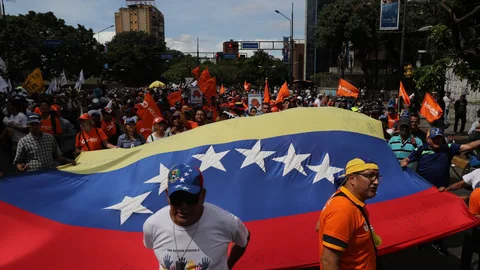 -FOTODELDÍA- AME5633. CARACAS (VENEZUELA), 16/11/2019.- Opositores del Gobierno de Nicolás Maduro marchan este sábado 16 de noviembre de 2019 en Caracas (Venezuela). La convocatoria opositora se anunció hace un mes y durante las últimas semanas las fuerzas políticas que se oponen al chavismo han estado animando a la población a participar en esta manifestación, cuyo éxito, asegura el antichavismo, "depende de todos". El jefe del Parlamento, Juan Guaidó, reconocido como presidente encargado de Venezuela por casi 60 países, lidera esta cruzada y en las últimas horas ha intensificado sus llamamientos a la calle luego de una protesta estudiantil que fue reprimida con gases lacrimógenos en Caracas. EFE/Miguel Gutiérrez