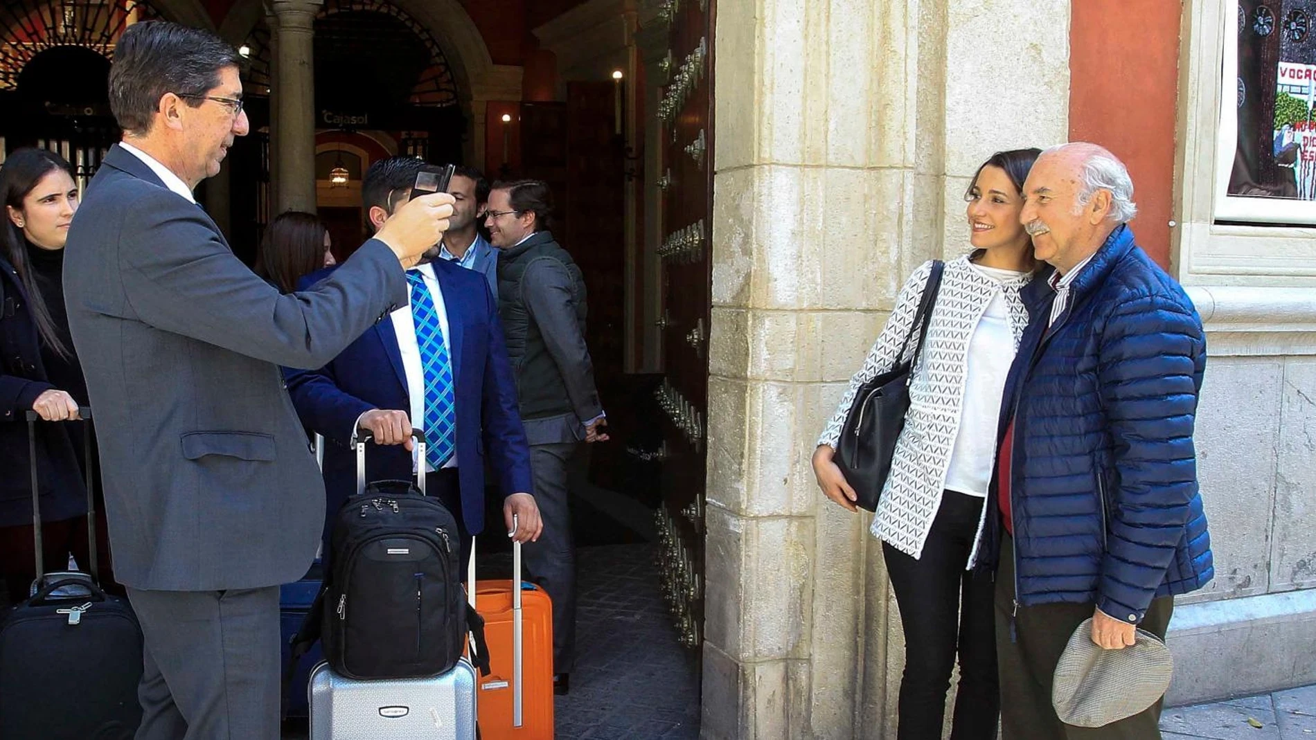 Imagen de archivo de Juan Marín fotografiando a Inés Arrimadas junto a un ciudadano que la abordó en Sevilla / Foto: Manuel Olmedo