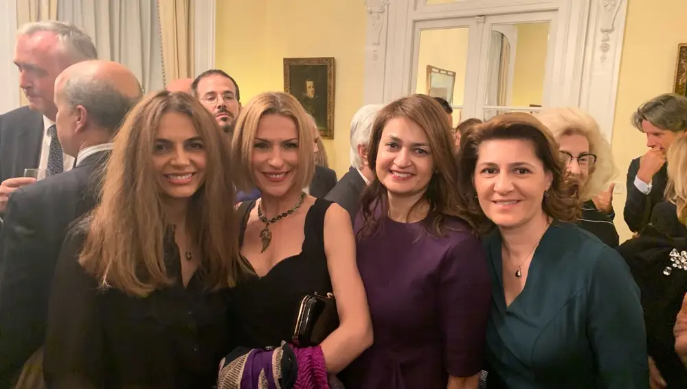 Nasrin Zhiyan, Anna Tzovas, esposa del Embajador de Grecia, Koula Sophianou, embajadora de Chipre y Gabriela Dancau, embajadora de Rumania.