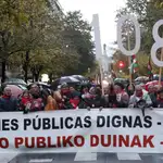 Varios manifestantes portan una pancarta durante la marcha de protesta convocada el Movimiento de Pensionistas, en Bilbao. EFE/ Luis Tejido