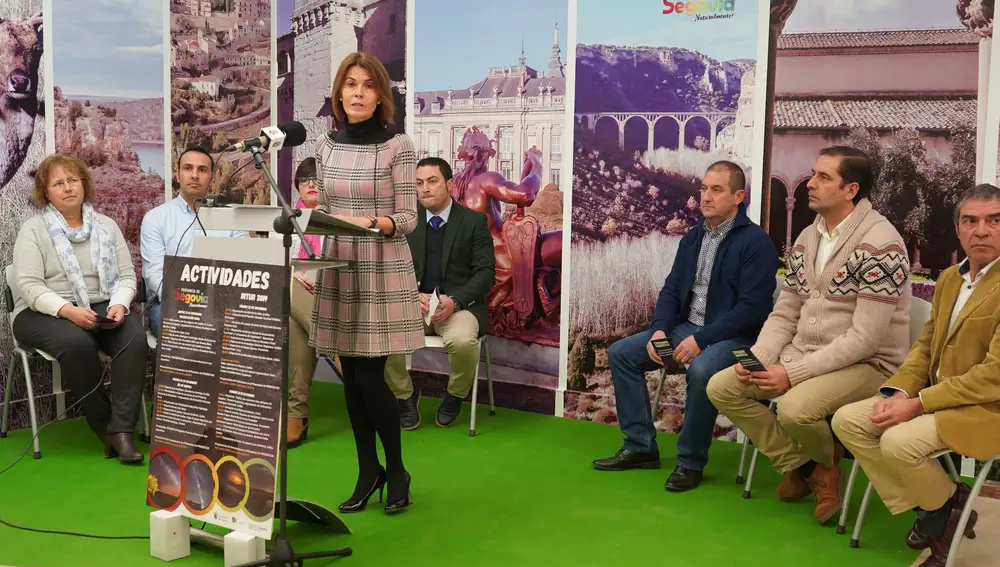 La diputada de Prodestur, Magdalena Rodríguez, presenta la oferta de la Diputación de Segovia en Intur