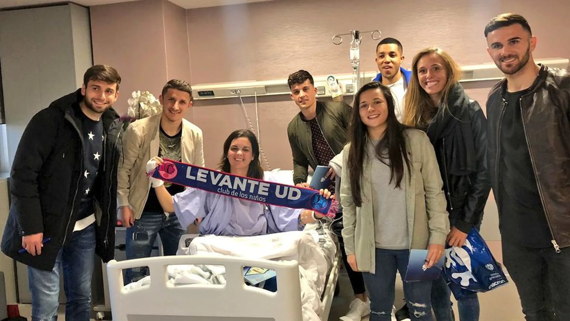 Jugadores del Levante UD, del que Gómez es aficionada, pasaron a visitarla al hospital durante su recuperación
