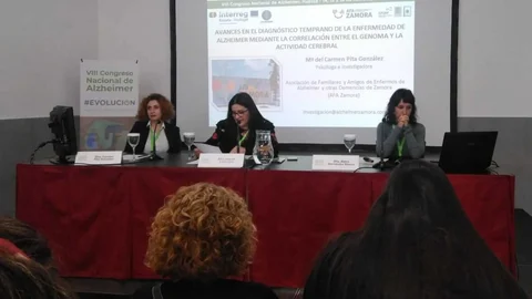 La psicóloga de AFA Zamora, María del Carmen Pita, a la izquierda, durante la ponencia sobre diagnóstico temprano del alzheimer que impartía en el Congreso Nacional de Huesca