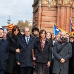 El presidente de la Generalitat Quim Torra, el vicepresidnete de la Generalitat, Pere Aragonès y la portavoz de JxCat en el Congreso, Laura Borrás, junto a otros miembros del Govern, posan junto al Arc de Triomf durante el recorrido realizado hasta el Tribunal Superior de Justicia de Cataluña, con motivo del juicio al president por no retirar símbolos independentistas del balcón del Palau de la Generalitat, en Barcelona /Catalunya (España), a 18 de noviembre de 2019.18 noviembre 2019Pau Venteo / Europa Press18/11/2019