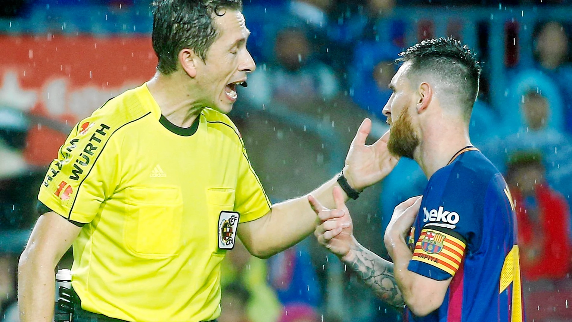 Leo Messi dialoga con un árbitro