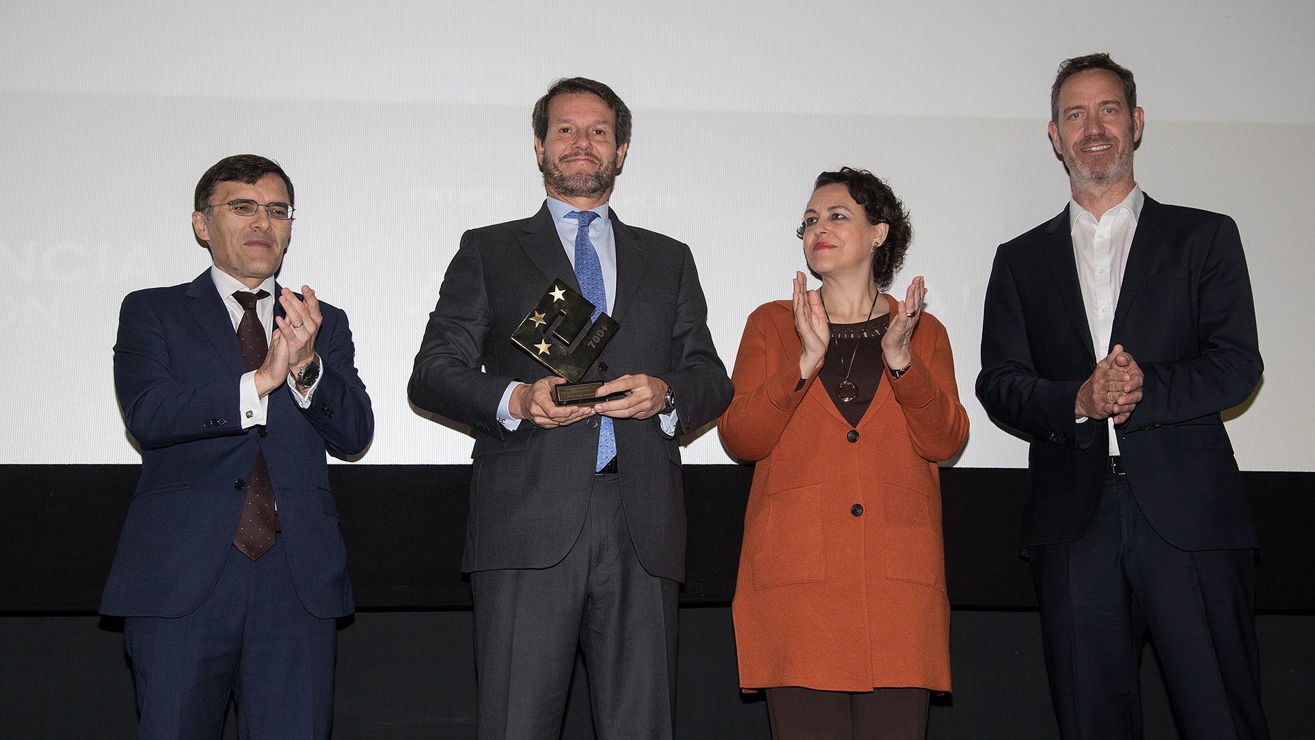 Eduardo Currás, subdirector general de Banco Sabadell y director de la Territorial Centro, recogiendo el galardón al ser Sabadell una de las tres empresas que se mantiene por encima de los 700 puntos EFQM en los Premios Anuales de Gestión