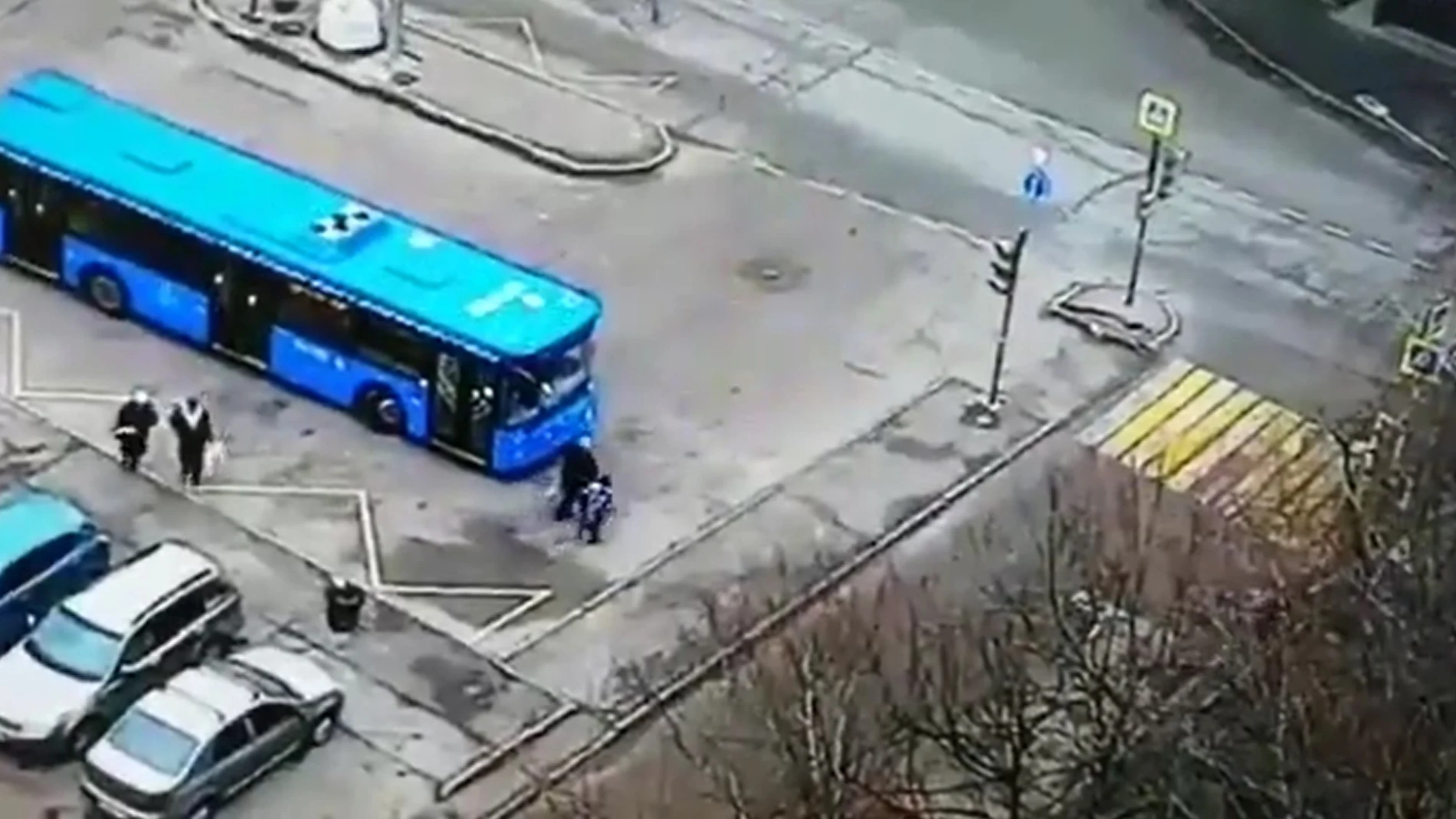 Un autobús atropella a una mujer y a un niño en Moscú