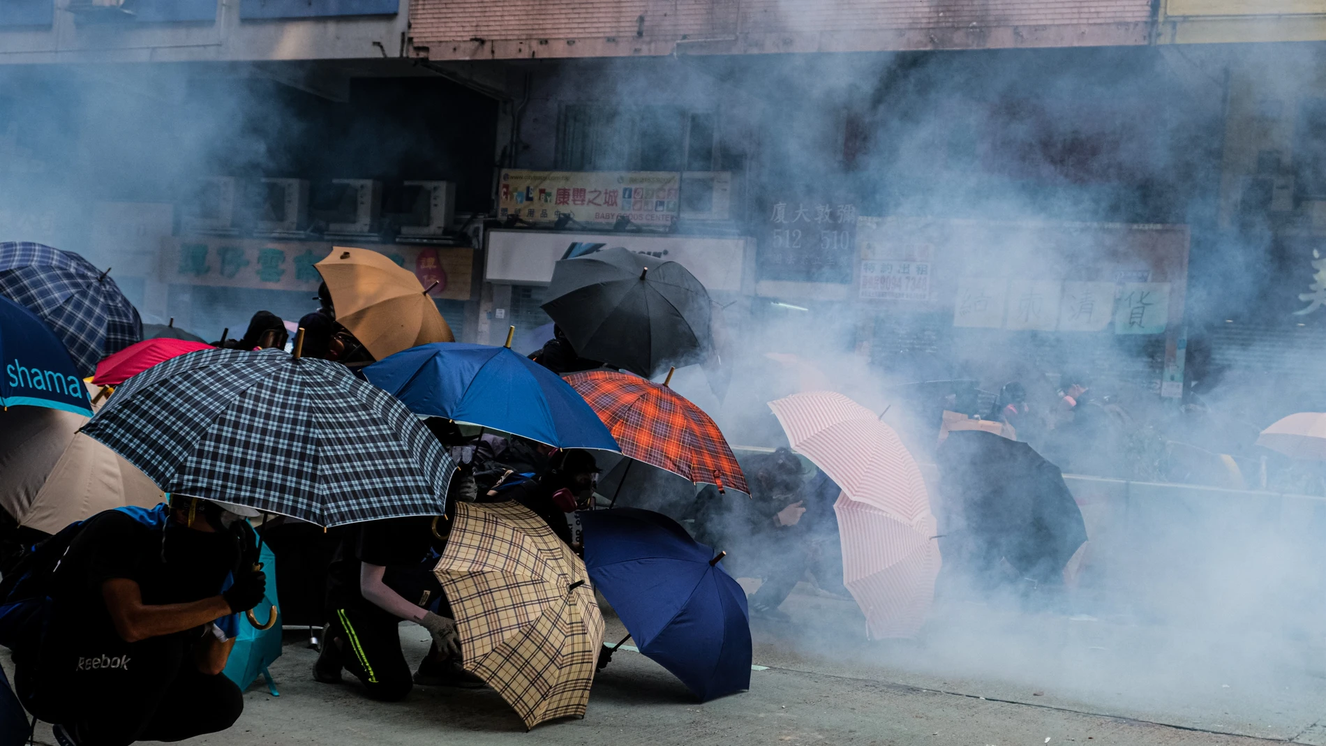 China.-La Policía mantiene el asedio a la Politécnica de Hong Kong en medio de los disturbios en apoyo a los estudiantes