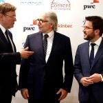 El presidente de la Generalitat Valenciana, Ximo Puig (i), conversa con el vicepresidente de la Generalitat de Cataluña, Pere Aragonés (d), y el presidente de Foment, Josep Sánchez Llibre (c),