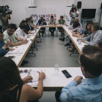 Antonio Estañ, en el centro, durante las negociaciones con PSOE y Compromís para el Botànic 2
