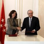 Firma del acuerdo de obra social entre la Comunidad de Madrid y la Caixa. Isabel Díaz Ayuso e Isidro Fainé