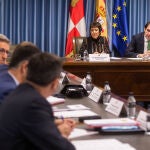 El consejero de Fomento y Medio Ambiente, Juan Carlos Suárez-Quiñones, y la delegada del Gobierno en Castilla y León, Mercedes Martín, se reúnen en el marco de la coordinación Junta-Estado en materia de vialidad invernal
