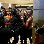 Mossos d'esquadra dispersan a las personas convocadas por los CDR, que se concentran ante la Jefatura de la Policía Nacional de la Via Laietana el pasado 26 de octubre