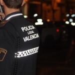 Un agente de Policía Local de Valencia de espaldas