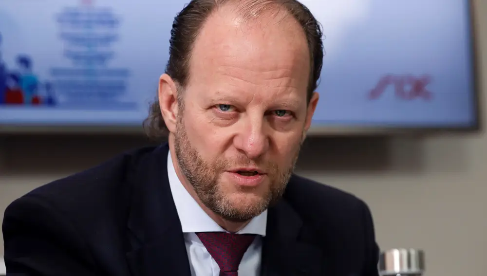El CEO del gestor de la bolsa suiza Six, Jos Dijsselhof, durante la rueda de prensa tras la OPA presentada sobre Bolsas y Mercados Españoles (BME)