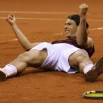 Nadal celebra su triunfo su triunfo ante Roddick en la final de la Copa Davis 2004