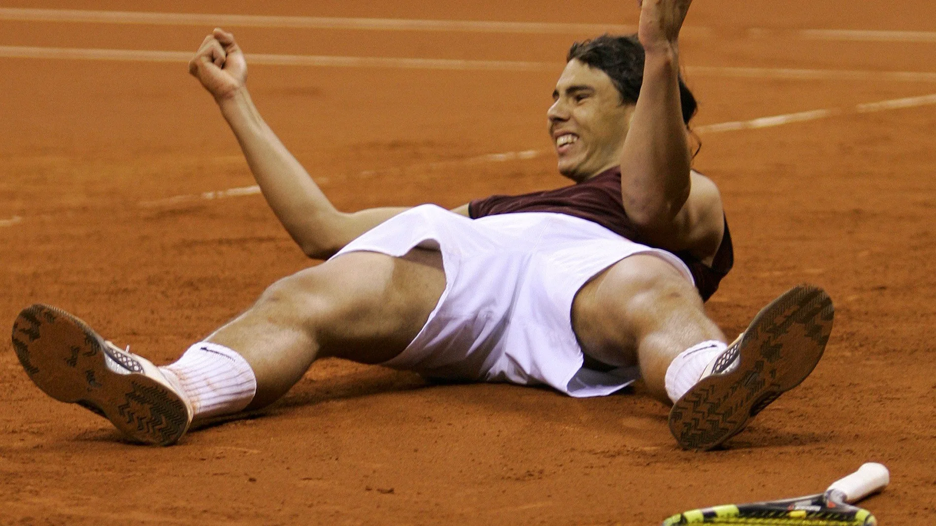 Nadal celebra su triunfo su triunfo ante Roddick en la final de la Copa Davis 2004