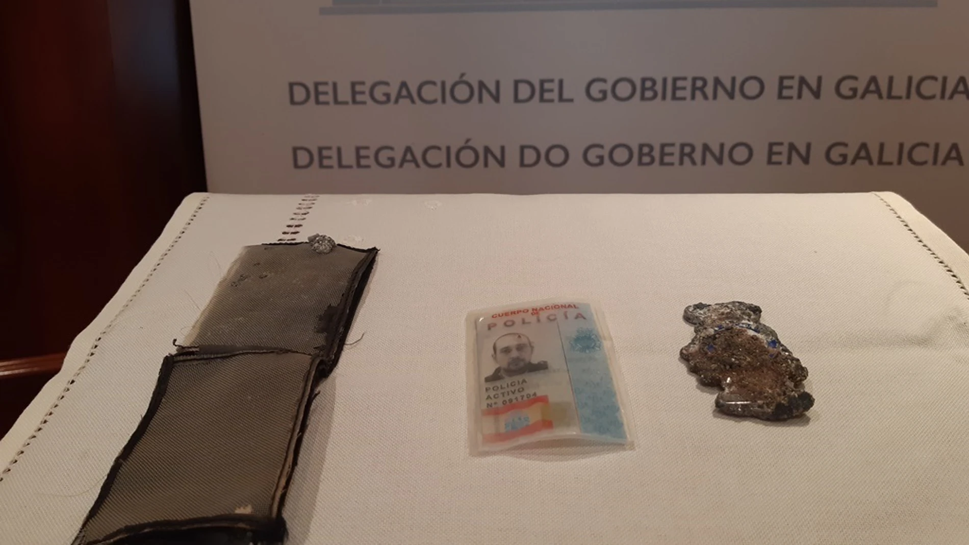 El mar devuelve casi ocho años después la placa y el carnet de uno de los agentes de la 'tragedia del Orzán'
