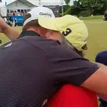  El emocionante abrazo del golfista al fan con síndrome de Down que le hizo perder 