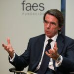 Aznar marca la línea en Génova contra la abstención de Feijóo