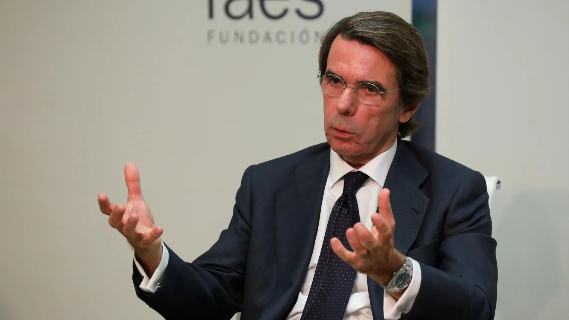 Aznar marca la línea en Génova contra la abstención de Feijóo