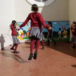 Una niñas juegan en el patio de un colegio. Gonzalo Perez.