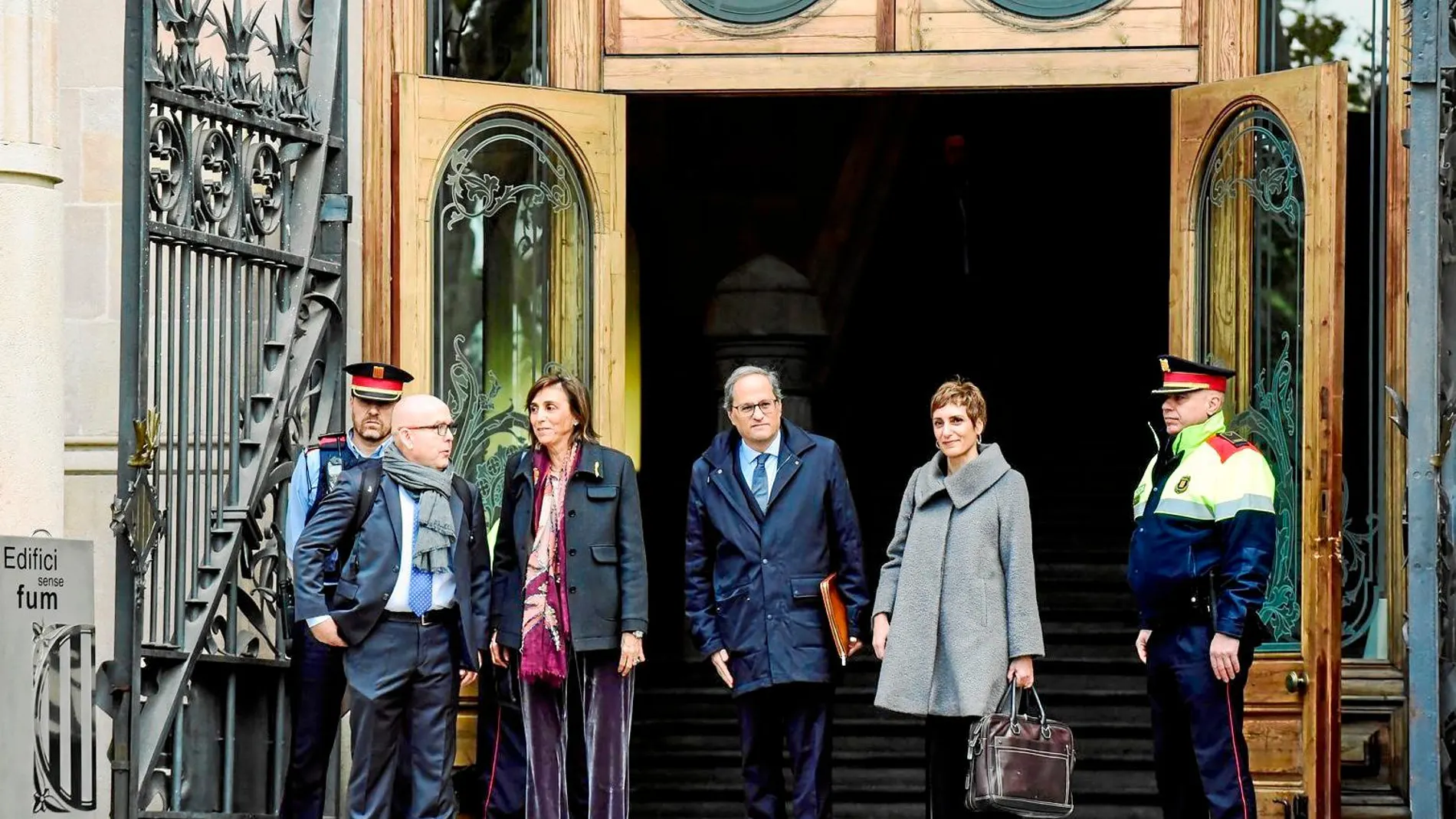 Quim Torra, a las puertas del TSJC, ayer, acompañado por su mujer, Carola Miró; y sus abogados, Gonzalo Boye e Isabel Elbal