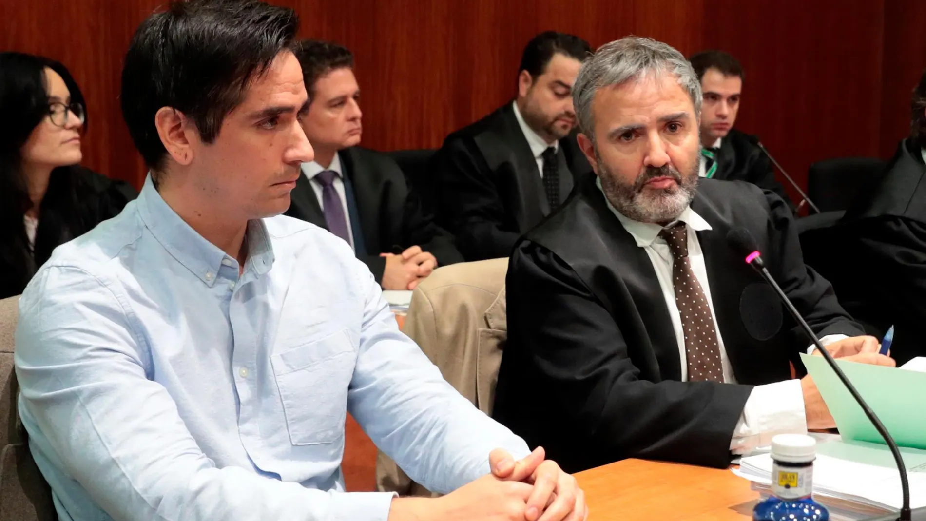 Rodrigo Lanza (izda.), junto a su abogado, Endika Zulueta, en una sesión del juicio celebrado en la Audiencia Provincial de Zaragoza
