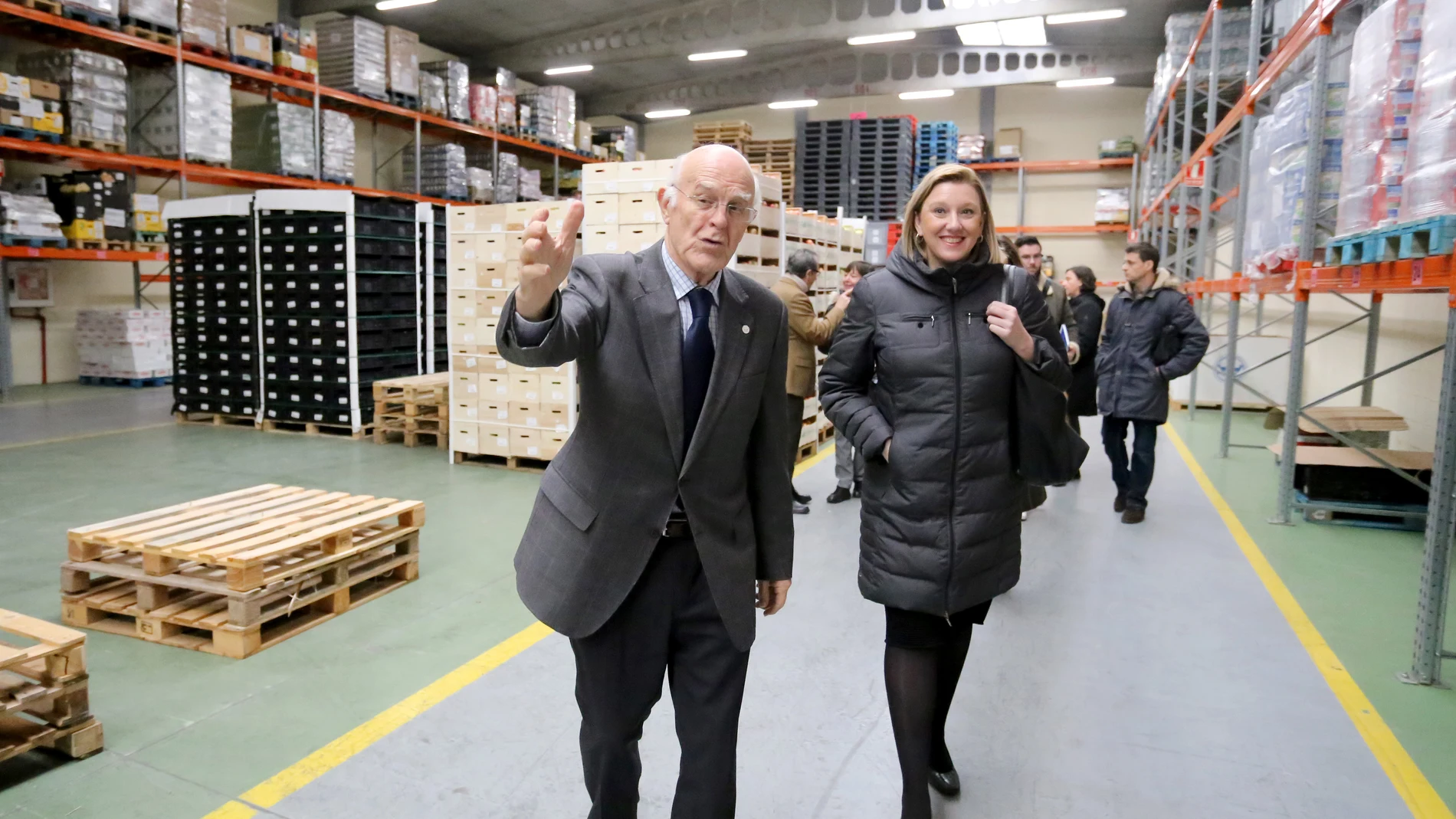 La consejera de Familia e Igualdad de Oportunidades, Isabel Blanco, visita la sede del Banco de Alimentos de Valladolid guiada por el presidente de la entidad, Jesús Mediavilla