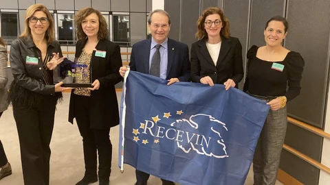 GRAF2845. BRUSELAS, 20/11/2019.- (Izq-der) La alcaldesa de Aranda de Duero junto a la presidenta de la Asociación Española de Ciudades del Vino (ACEVIN), Rosa Melchor, el vicepresidente de la iniciativa Recevin, Floriano Zambon, la europarlamentaria Maite Pagazaurtundúa y la concejala de promoción industrial, comercial, desarrollo e innovación, Olga Maderuelo, este miércoles, tras recibir en el Parlamento Europeo, en Bruselas, el premio Ciudad Europea del Vino 2020, que otorga anualmente la Red Europea de Ciudades del Vino (RECEVIN). EFE/ Laura I. Sánchez