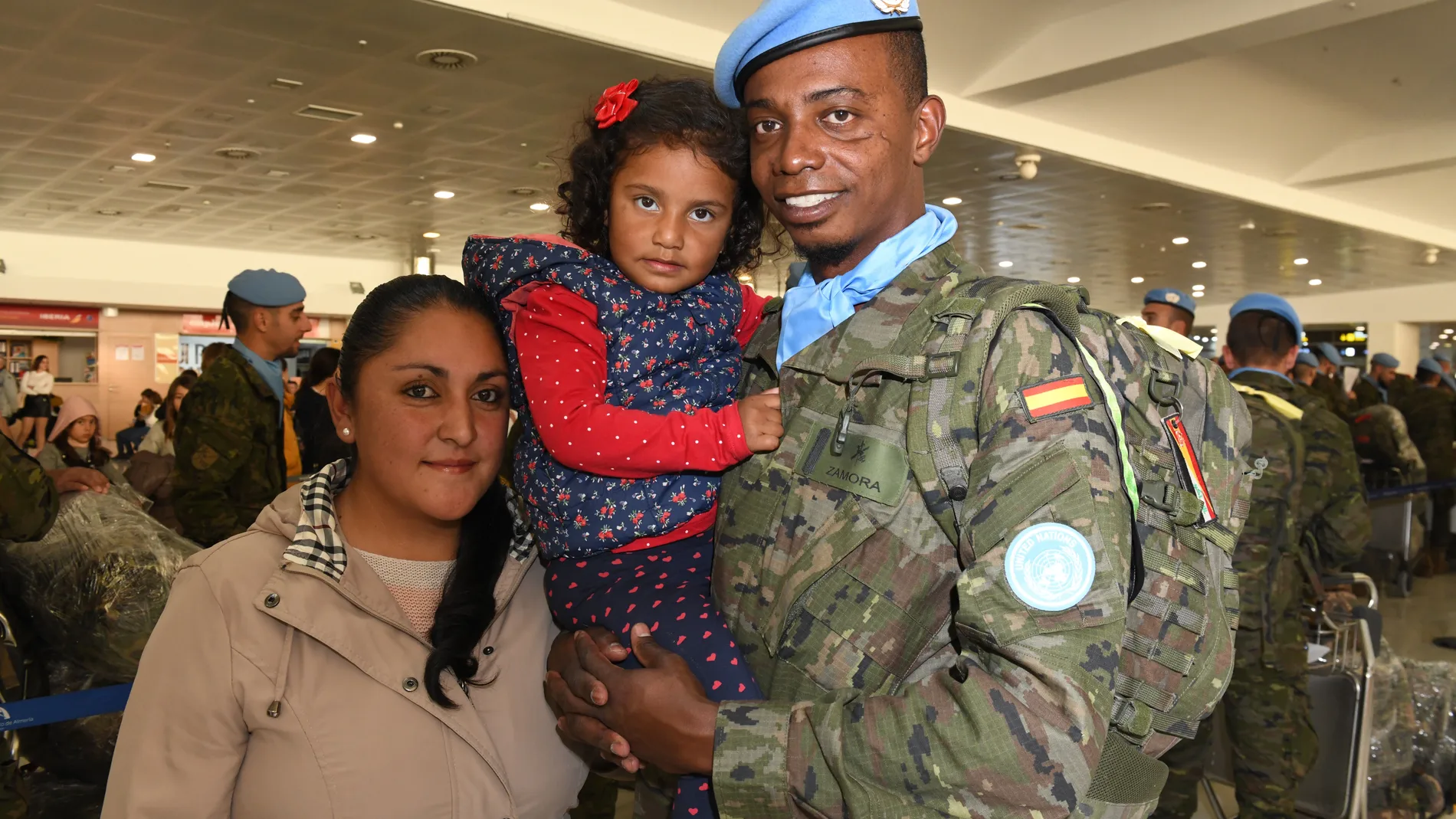 El C.L. Giovanni Zamora Zape junto a su mujer, una Dama Legionaria de la misma unidad, y su hija de cuatro años