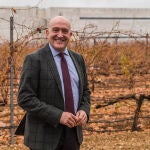 El consejero de Agricultura, Ganadería y Desarrollo Rural, Jesús Julio Carnero, en los viñedos que hay junto al Instituto Tecnológico Agrario (Itacyl)