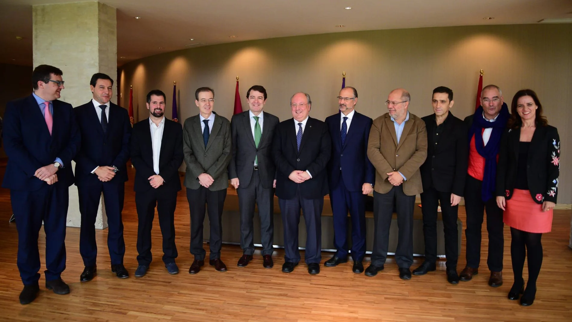 Enrique Cabero, nuevo presidente del CES, junto a Fernández Mañueco, Igea, Luis Fuentes, Germán Barrios, Luis Tudanca, Raúl De la Hoz, Ana Carlota Amigo, David Esteban, Vicente Andrés y Faustino Temprano, tras su elección en las Cortes regionales