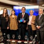 El presidente de la Fundación Cajasol, Antonio Pulido, junto a varios colaboradores de la programación «Los Gozos de Diciembre»