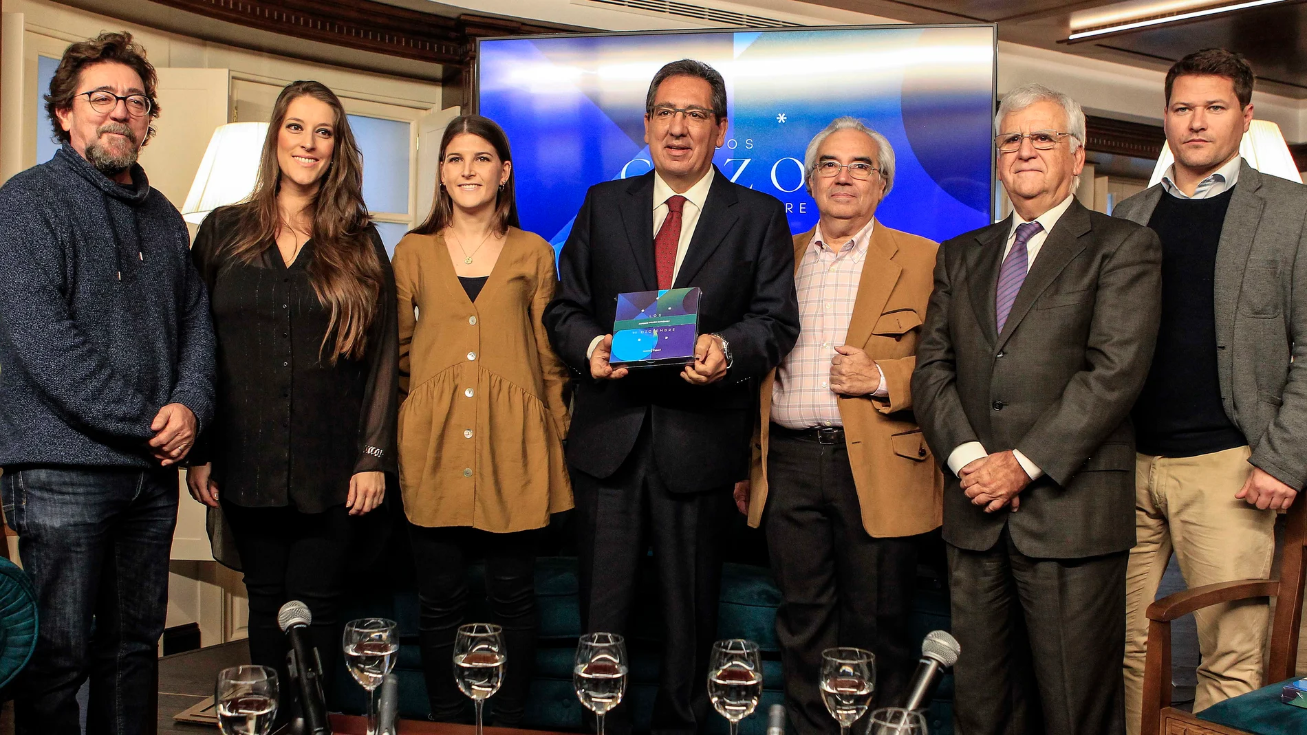 El presidente de la Fundación Cajasol, Antonio Pulido, junto a varios colaboradores de la programación «Los Gozos de Diciembre»
