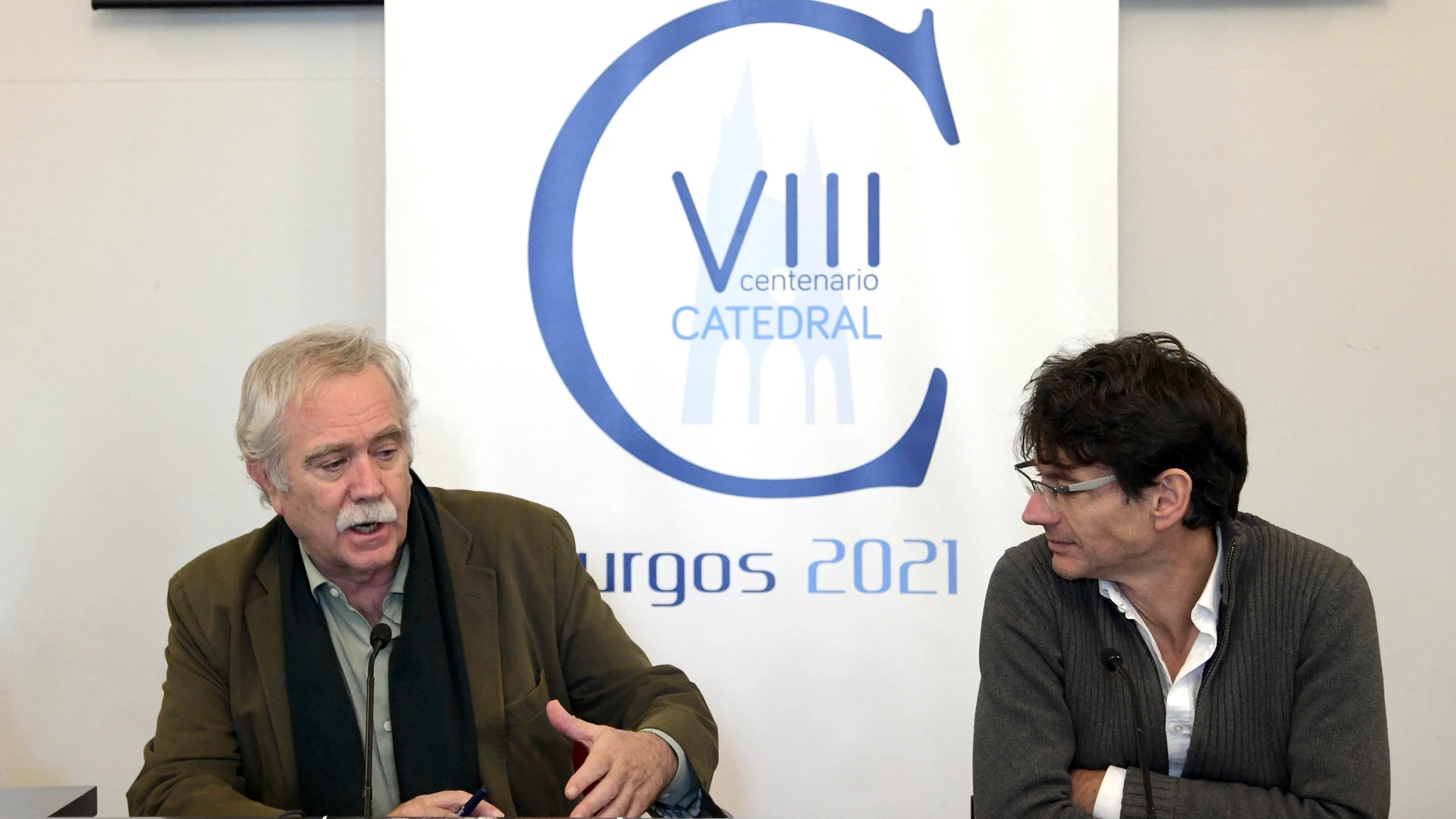 El coordinador del ciclo, Antonio Pérez Henares, y el presidente de la Asociación de Libreros de Burgos, Álvaro Manso, presentan el foro