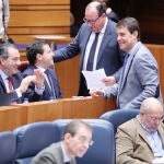 El consejero Ángel Ibáñez conversa con los populares Raúl de la Hoz y Salvador Cruz, entre otros, en presencia de Igea y Barrios, en un receso del Pleno