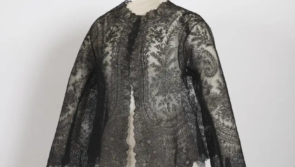 De entre todas las piezas que se exhiben destacan una chaqueta que perteneció a la emperatriz Eugenia de Montijo