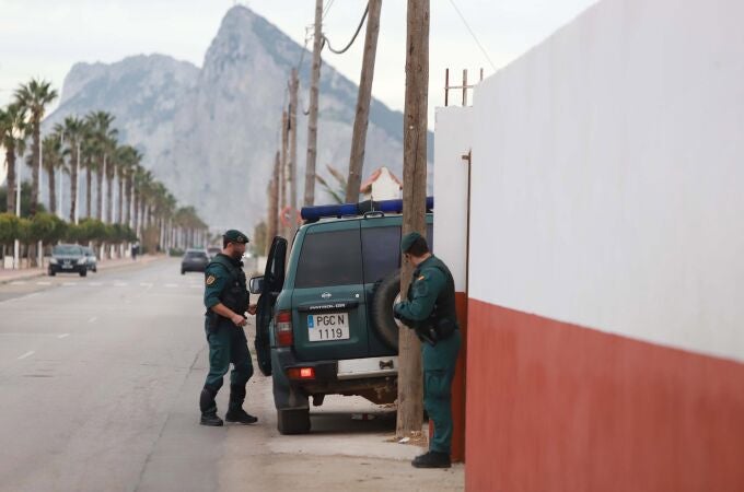 Agentes de la Guardia Civil durante un registro realizado en la localidad gaditana de La Línea de la Concepción, en el marco de la operación contra el tráfico internacional de hachís denominada "Fortín"