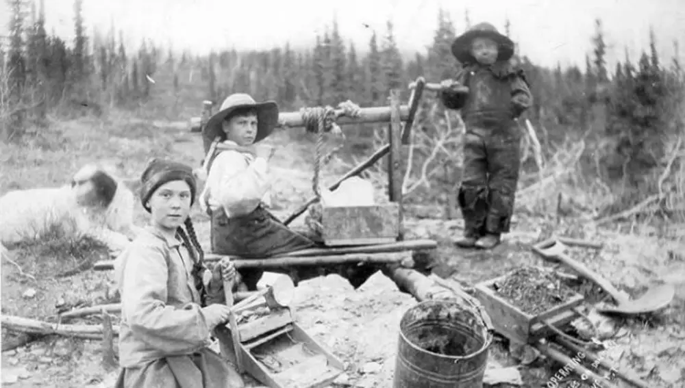 Fotografía de archivo en la que uno de los tres niños se parece a Greta Thunberg / Universidad de Washington