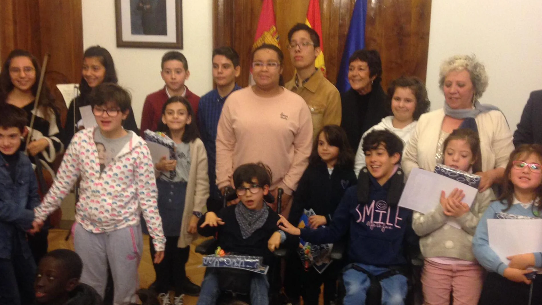 La delegada del Gobierno en Castilla y León, Mercedes Martín, junto a alumnos de Salamanca en una actividad realizada con motivo de la efeméride
