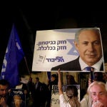 Seguidores del "premier" israelí, Benjamin Netanyahu, protestan anoche frente a su residencia en Jerusalén