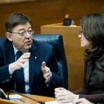 El presidente de la Generalitat, Ximo Puig, y la vicepresidenta, Mónica Oltra, en un pleno de Les Corts