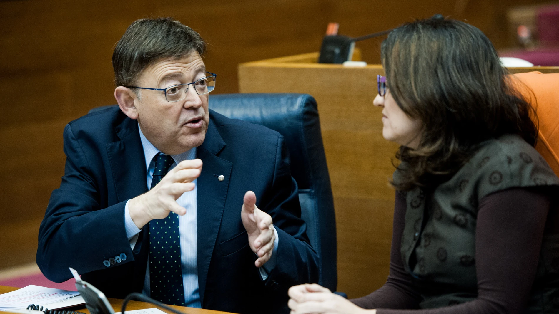 El presidente de la Generalitat, Ximo Puig, y la vicepresidenta, Mónica Oltra, en un pleno de Les Corts